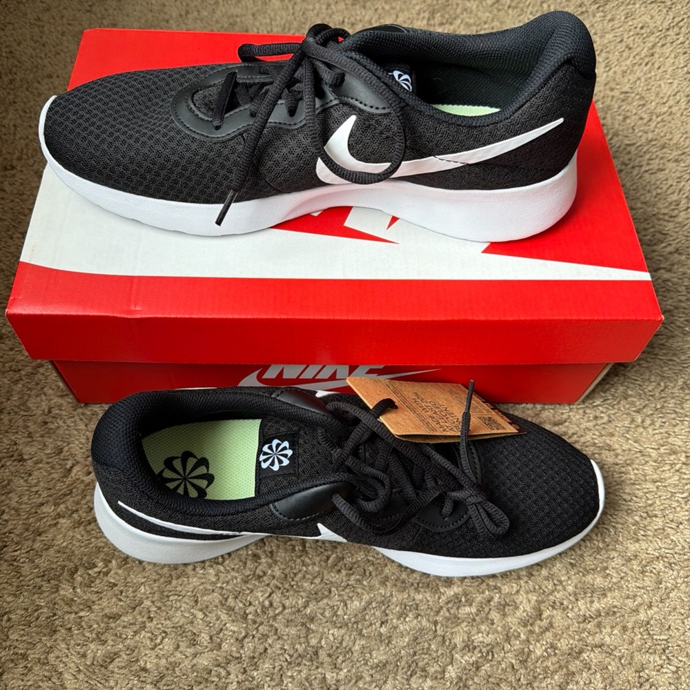 Women’s Size 11 -Men 9.5Nike Tanjun Black White Athletic Running DJ6257-004  NWT